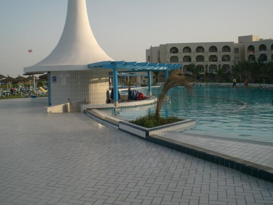 Das ist der Pool mit Bar Iberostar Waves Averroes
