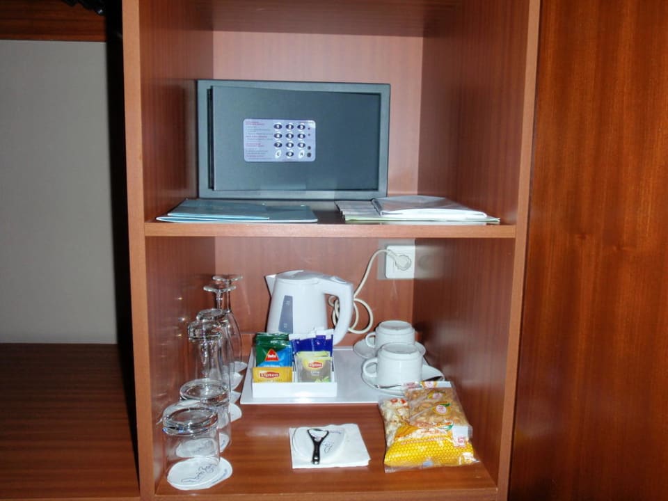 Safe und Kaffeezubereitung im Schrank PortoBay Falésia