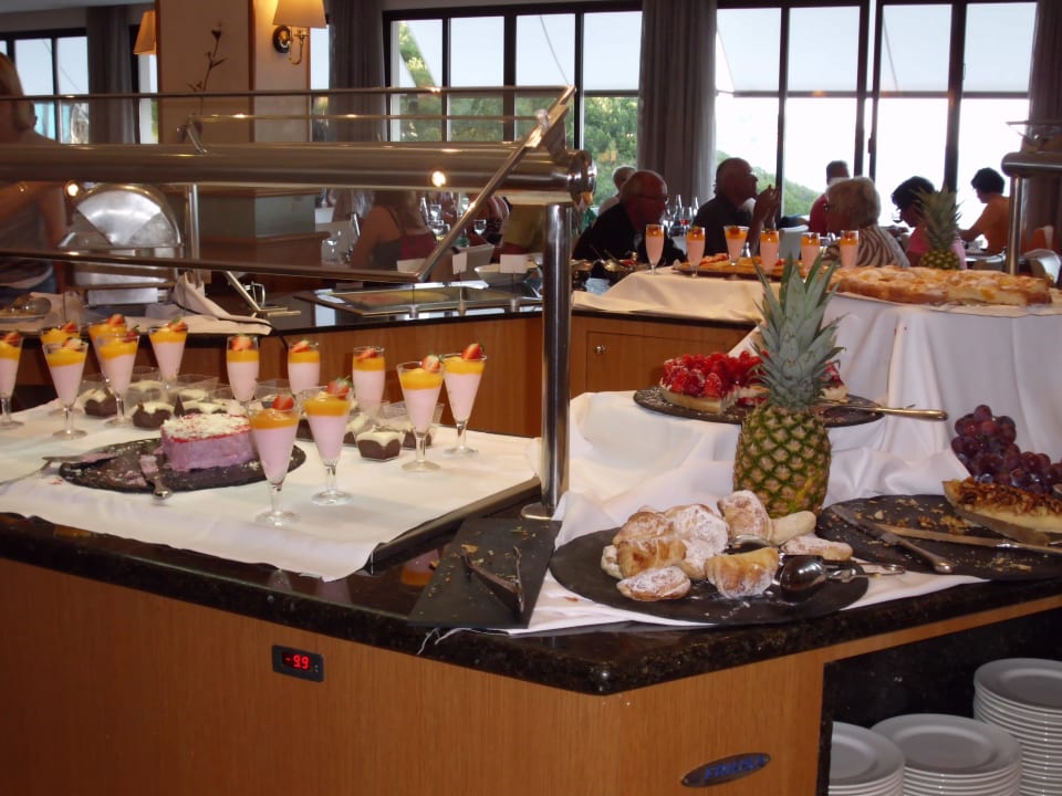 Nur ein kleiner Tteil vom reichhaltigem Büffet Grupotel Aguait Resort & Spa - Adults only