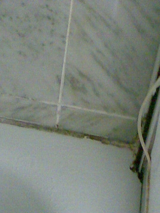 Schimmel und lose Abdichtungen Hotel Pelikan