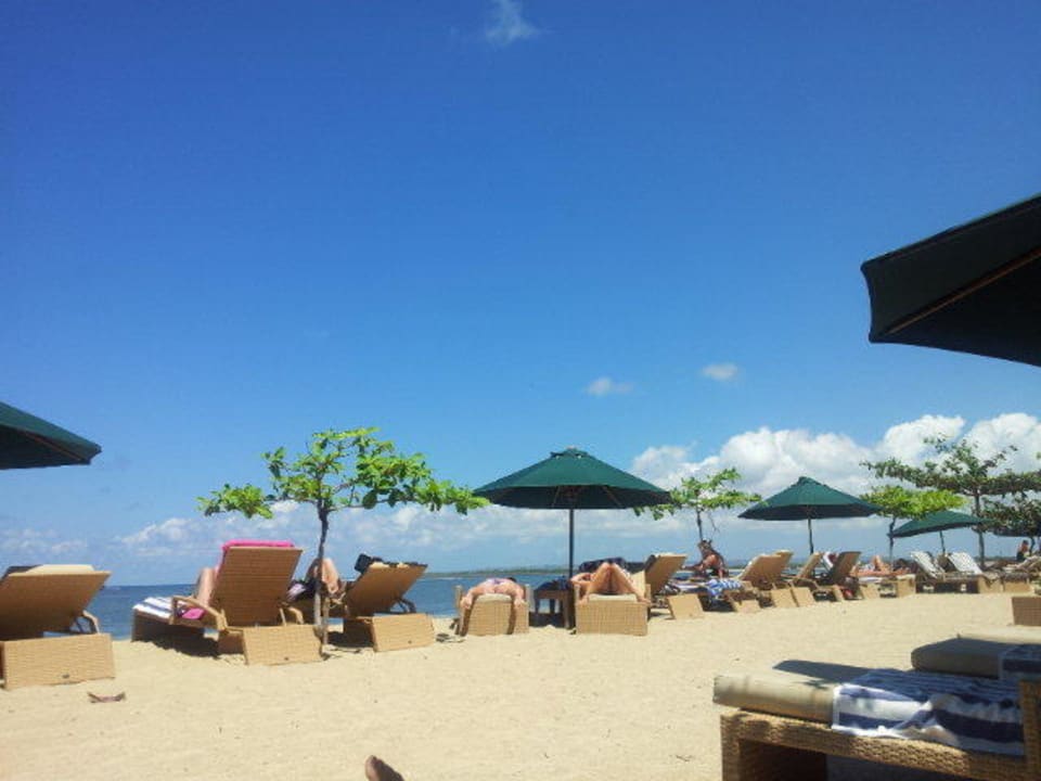 Hotel-Strand mit Liegen Prama Sanur Beach Bali