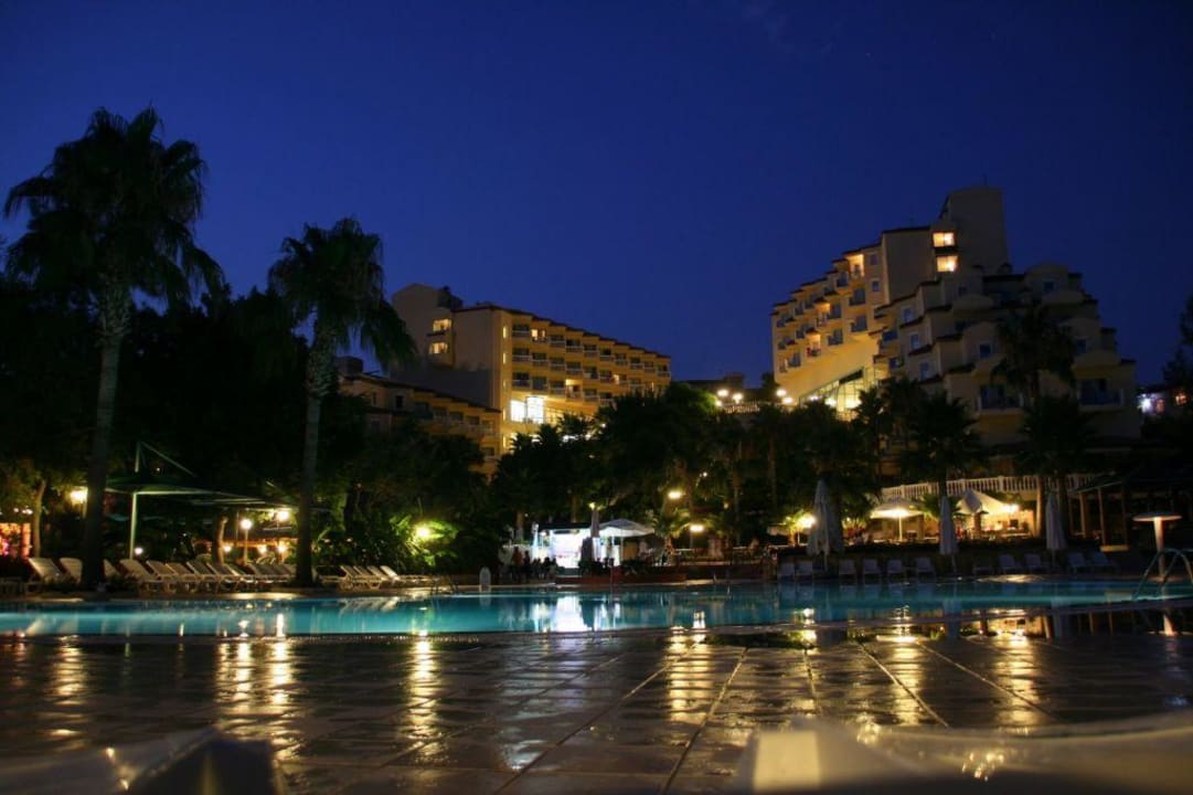 Hotel bei Nacht Iz Flower Side Beach Hotel