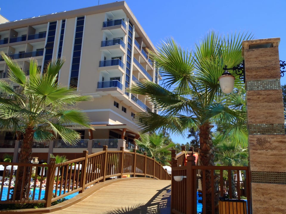 Brücke über den Pool Dizalya Palm Garden