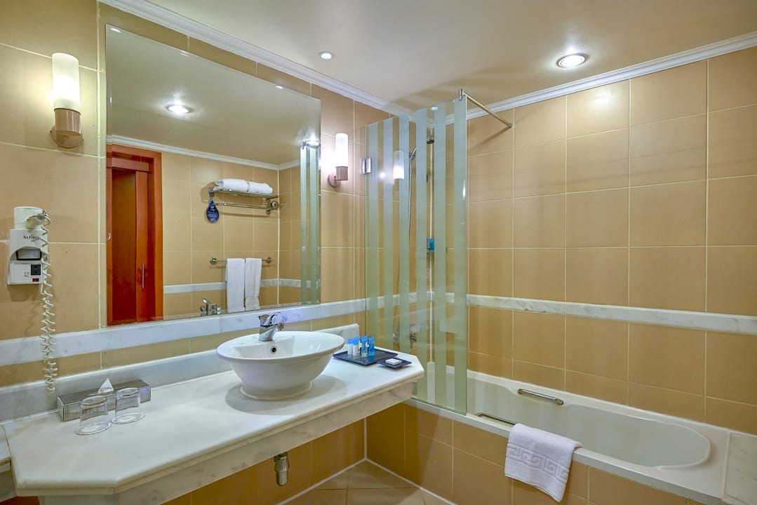 Zimmer Parrotel Beach Resort