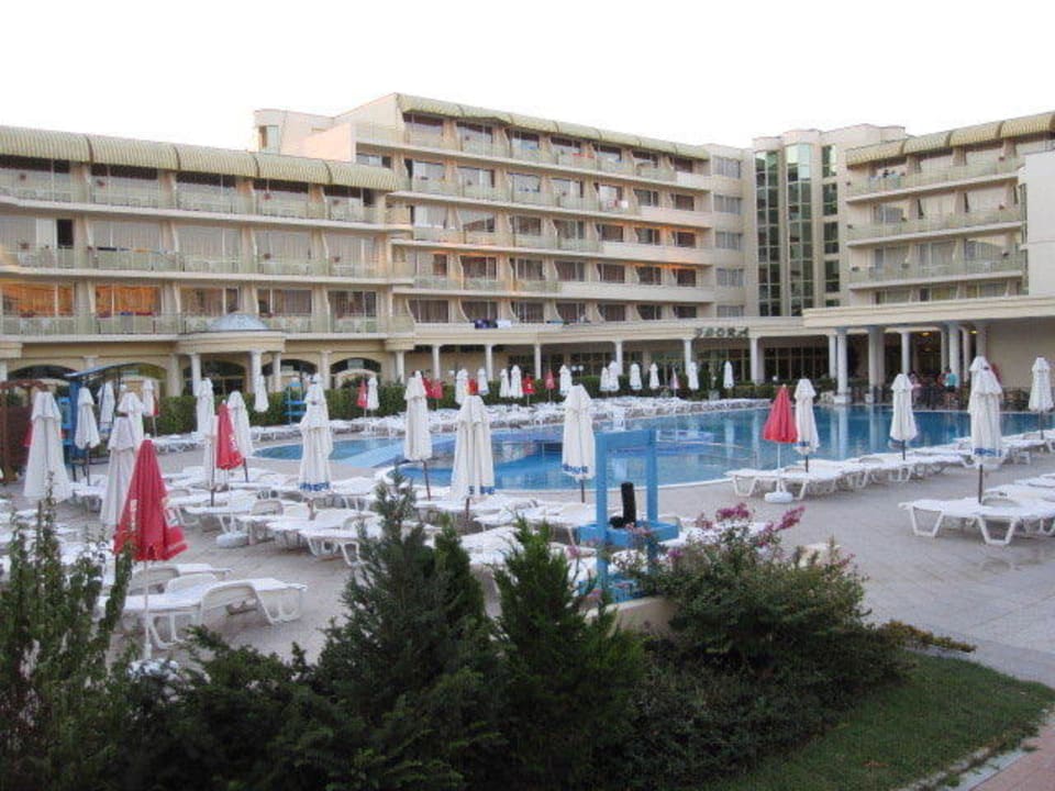 Liegen sind genug da  DAS Club Hotel Sunny Beach
