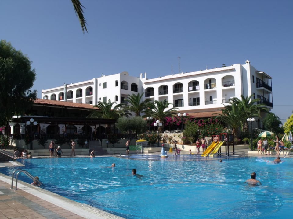 Blick über den Pool zum Haupthaus TUI SUNEO Chrissi Amoudia