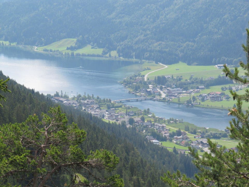 Aublick von der Weißen Wand auf den Weissensee Hotel Wiesenhof direkt am Weissensee