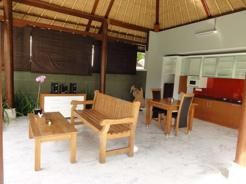 Offener Wohn-/Künchenbereich Hotel Abi Bali Resort and Villa