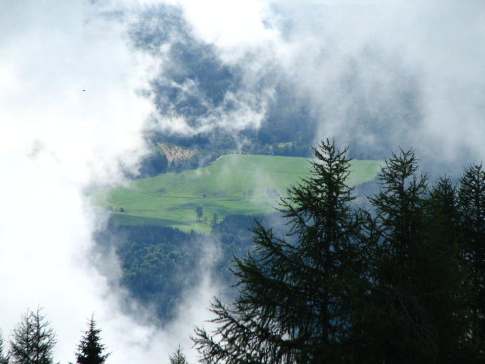 Blick nach Gewitter in das Tal Mountain Resort Feuerberg