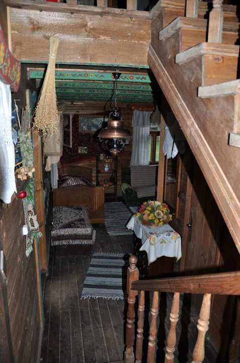 Wewnętrzne schody w czworaku Dworek nad Łąkami Kiermusy