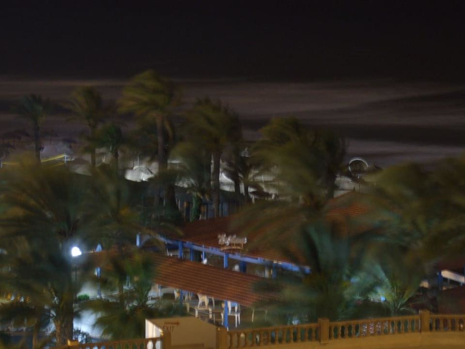 Wietrzny wieczór - widok z balkonu hotelu Riadh Palms Resort & Spa