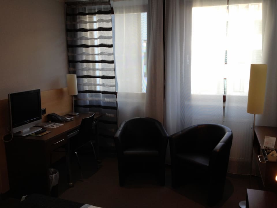 Blick zur Sitzgruppe und Schreibtisch Schiller 5 Hotel