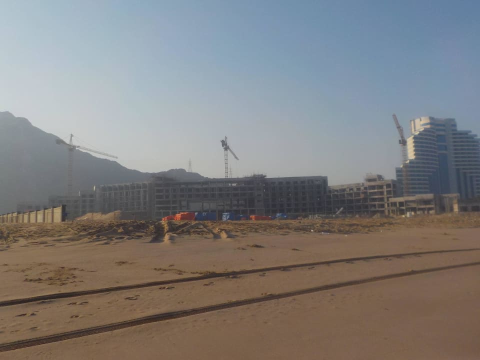 Die Baustelle nebenan Miramar Al Aqah Beach Resort