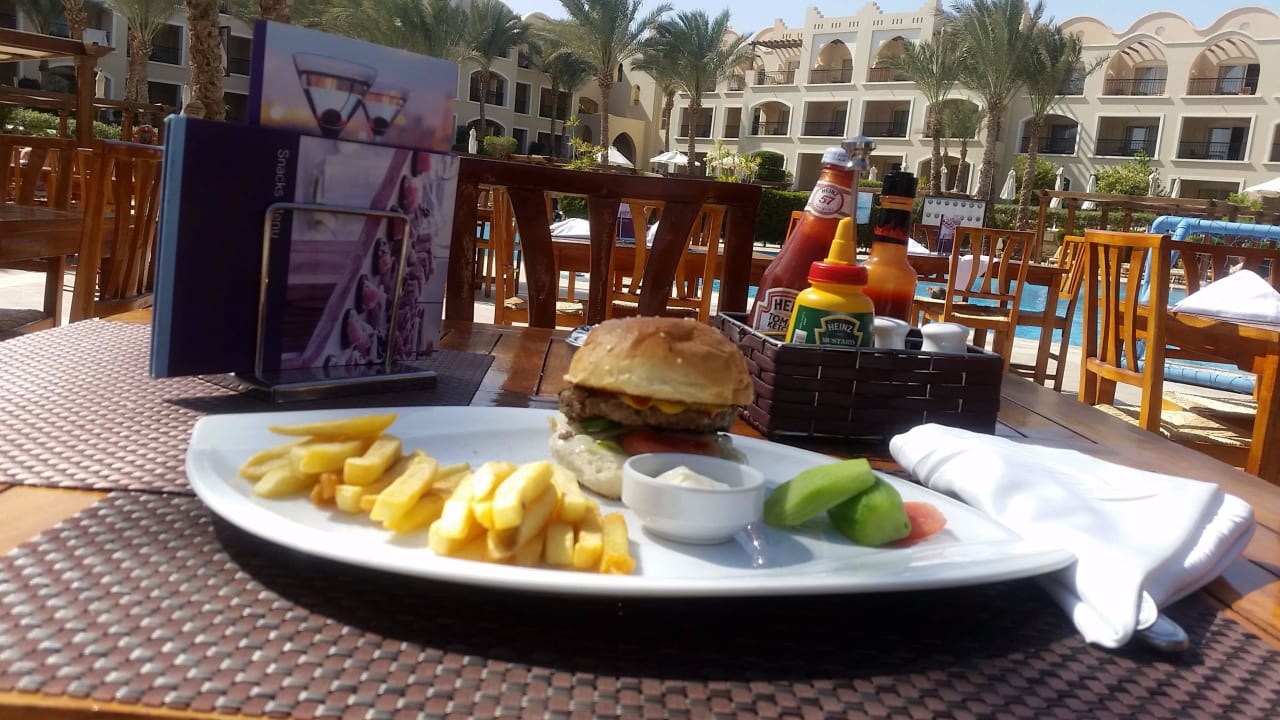 Lecker Cheeseburger am Pool Hotel JAZ Makadi Star & Spa