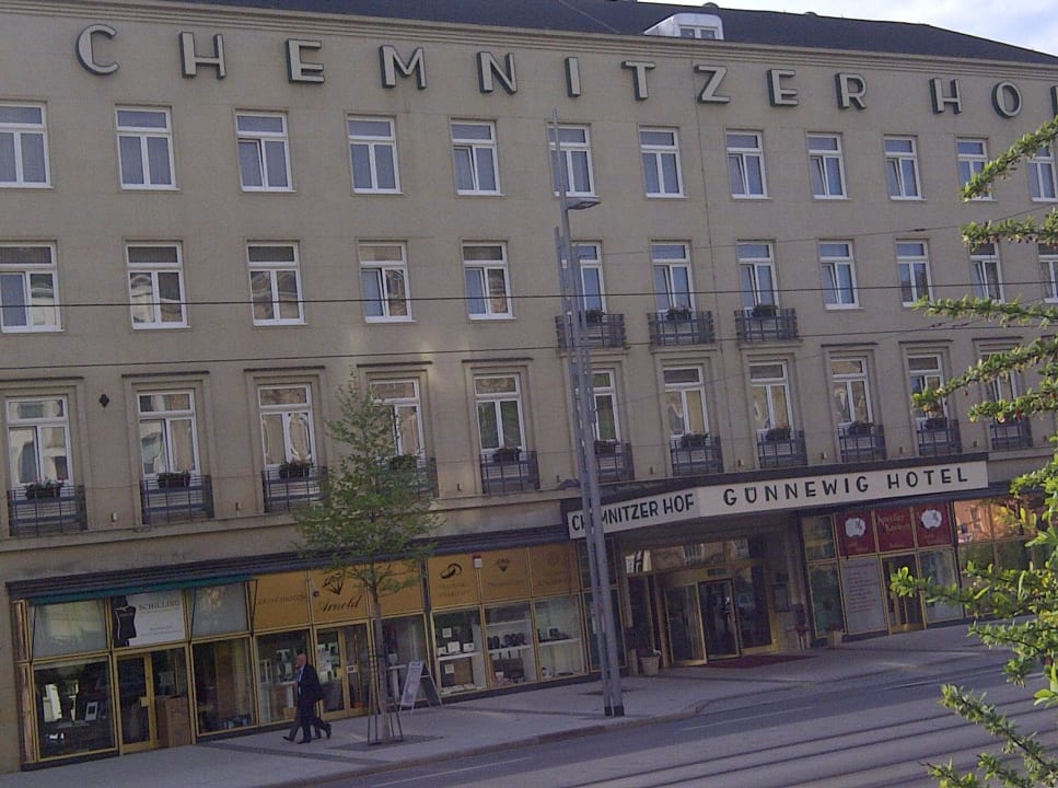 Vorderansicht mit Eingang und Geschäften Hotel Chemnitzer Hof