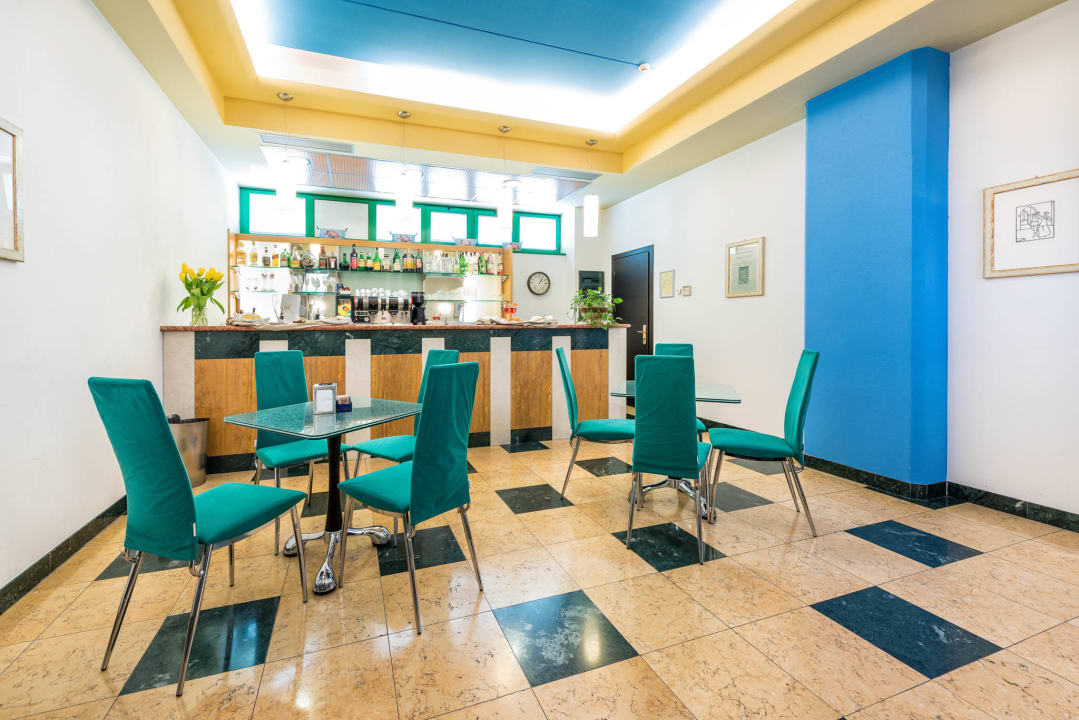 Restaurant West Point Airport Hotel