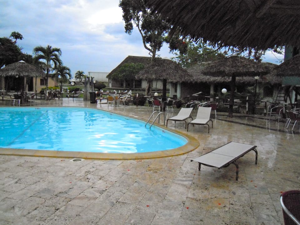 Pool bei Regen Hotel Los Caneyes