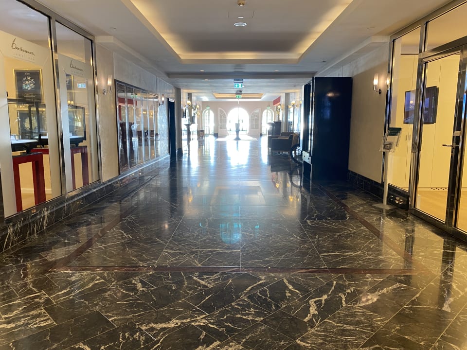 Lobby Falkensteiner Schlosshotel Velden