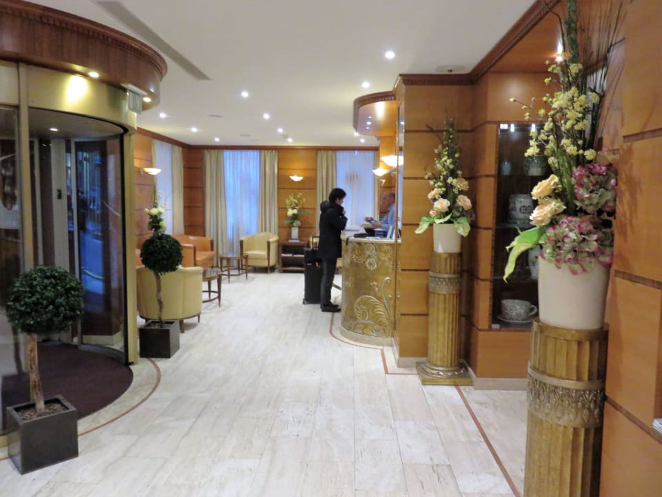 Eingang und Rezeption Hotel Strasbourg