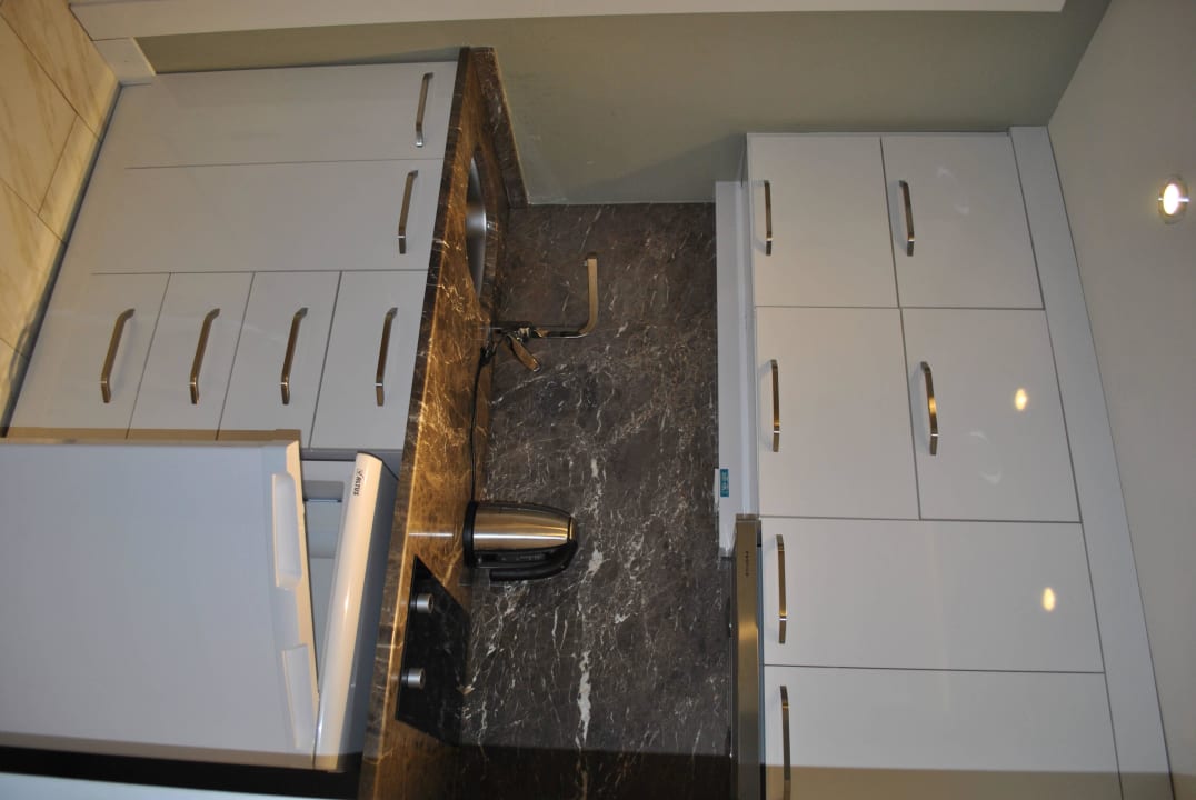 Зона кухни, слева - входная дверь Kleopatra Suit Hotel