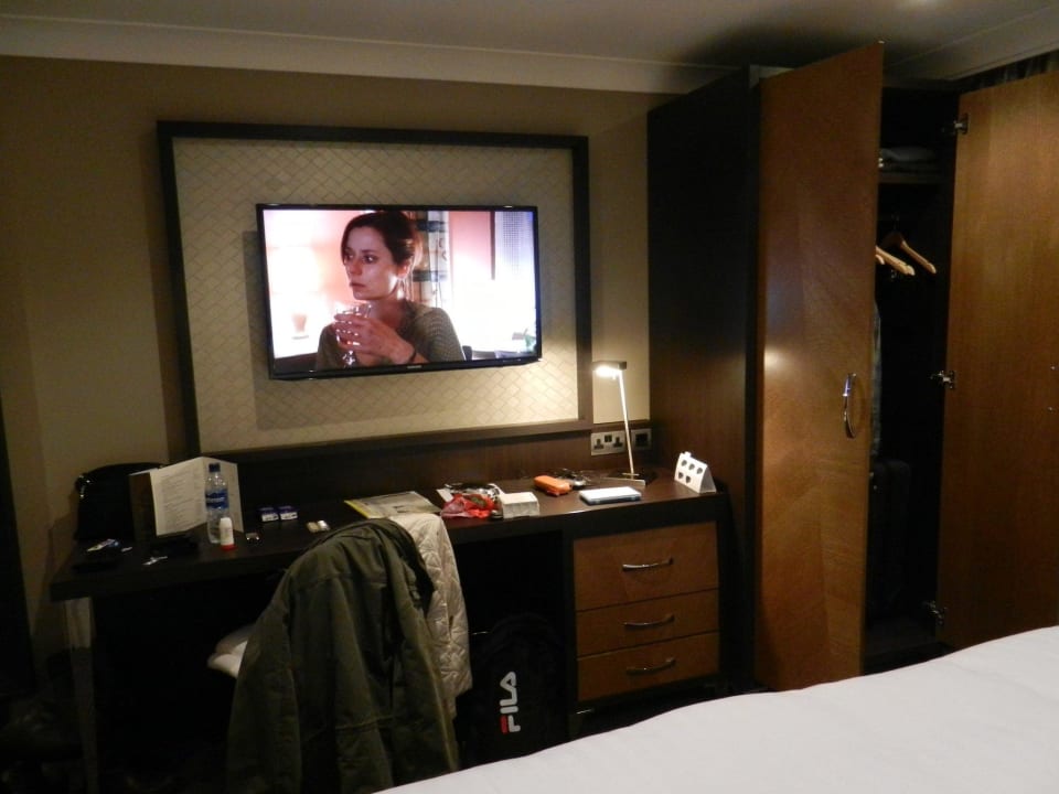 Riesiger Flachbildschirm ca 1m Diagonale DoubleTree Hotel by Hilton London – Ealing