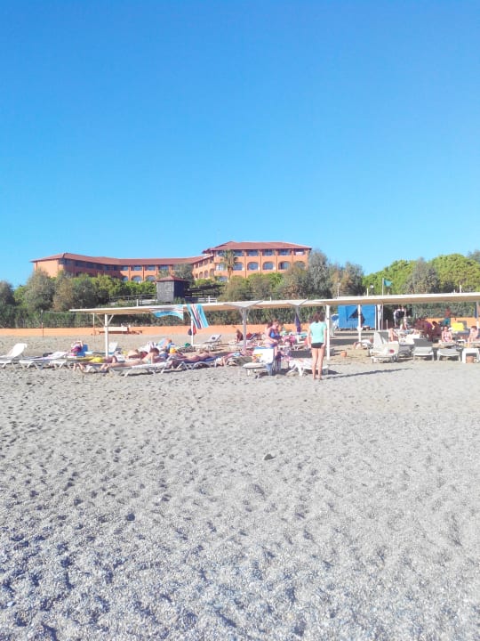 Blick vom Strand auf das Hotel Club Turtas Beach Hotel