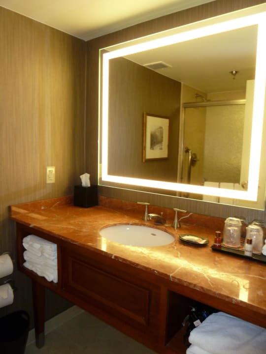 Bad mit großem Spiegel Hotel Sheraton at the Falls