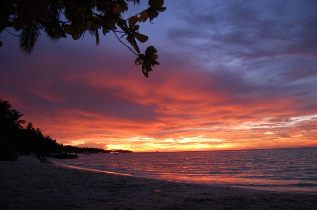 Traumhafter Sonnenuntergang am Strand Kuramathi Maldives