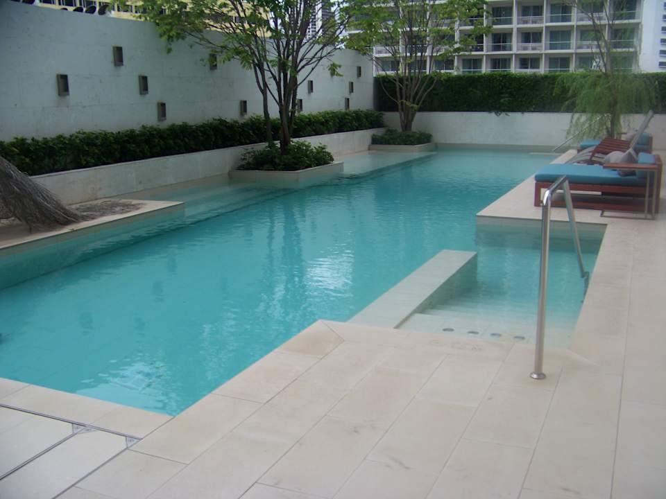Pool Double Tree by Hilton Bangkok Ploenchit