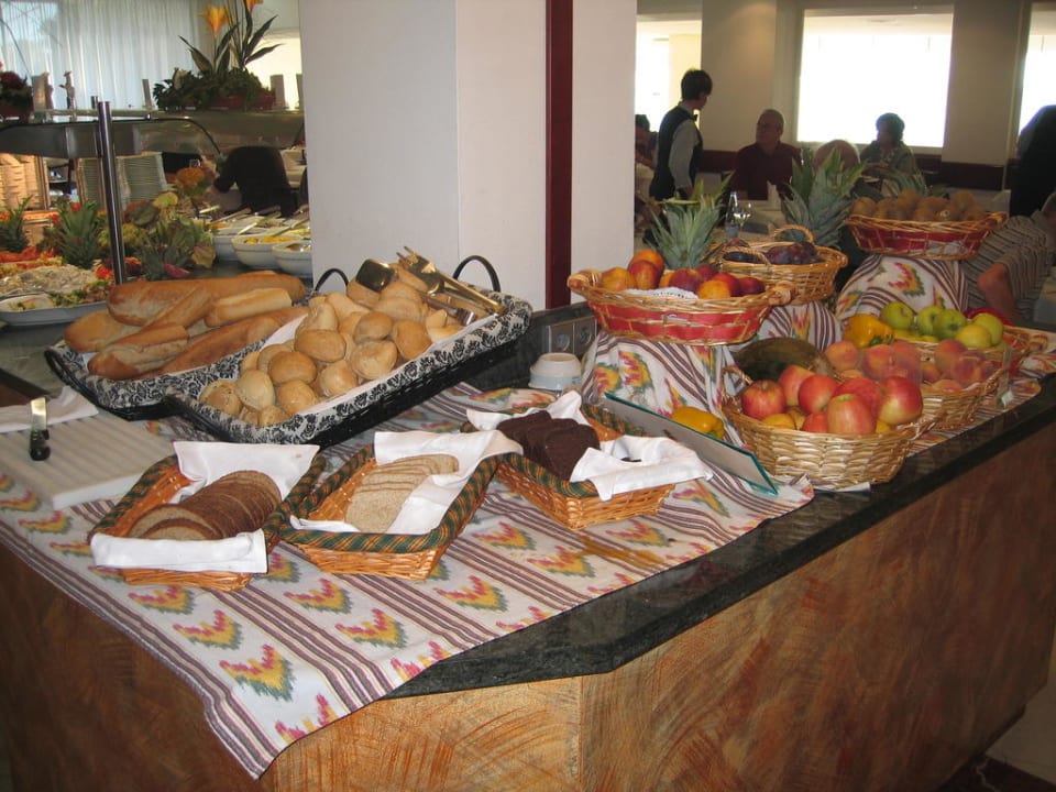 Frühstück mit viel Obst Aparthotel Fontanellas Playa