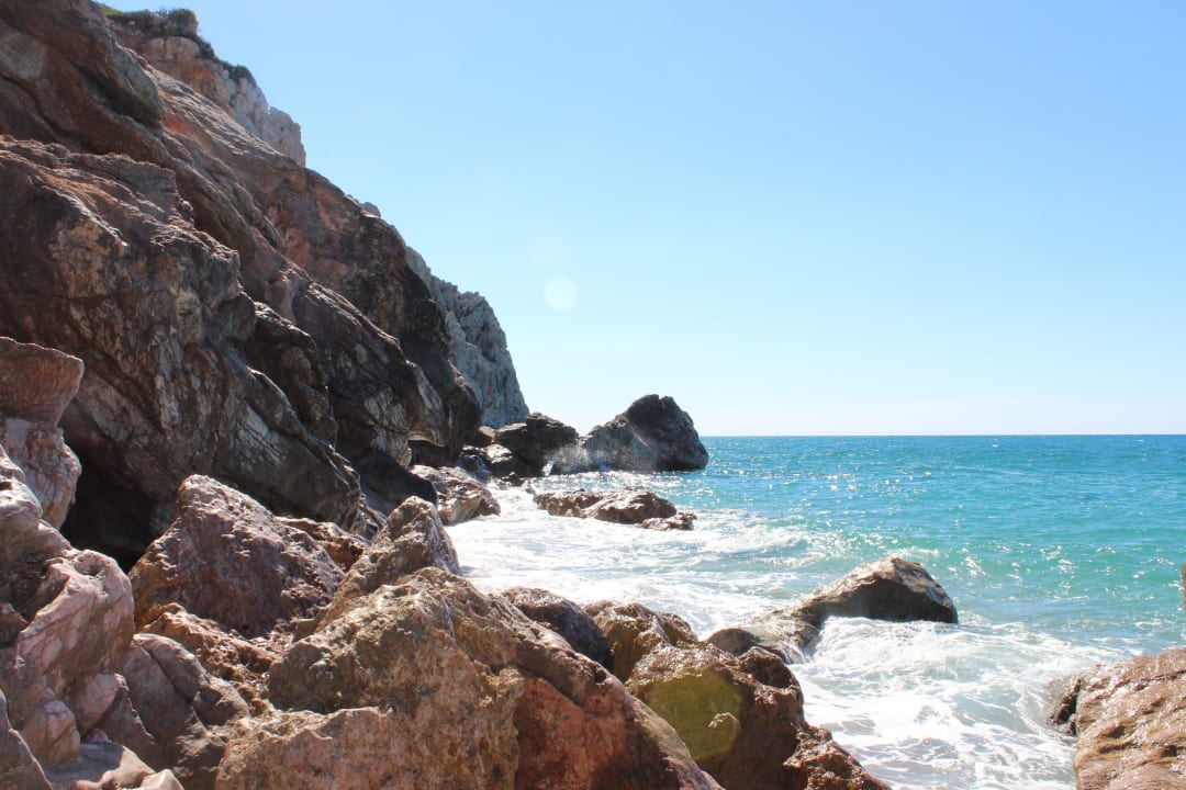 Skały przy plaży Club Hotel Anjeliq