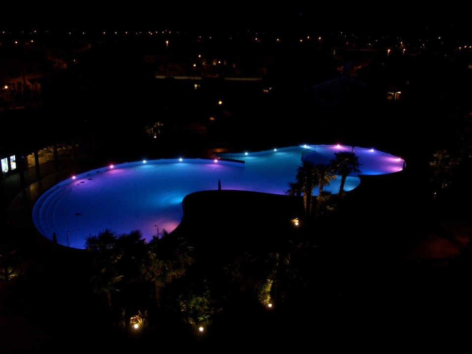 Der Pool am Abend Villaggio Amare