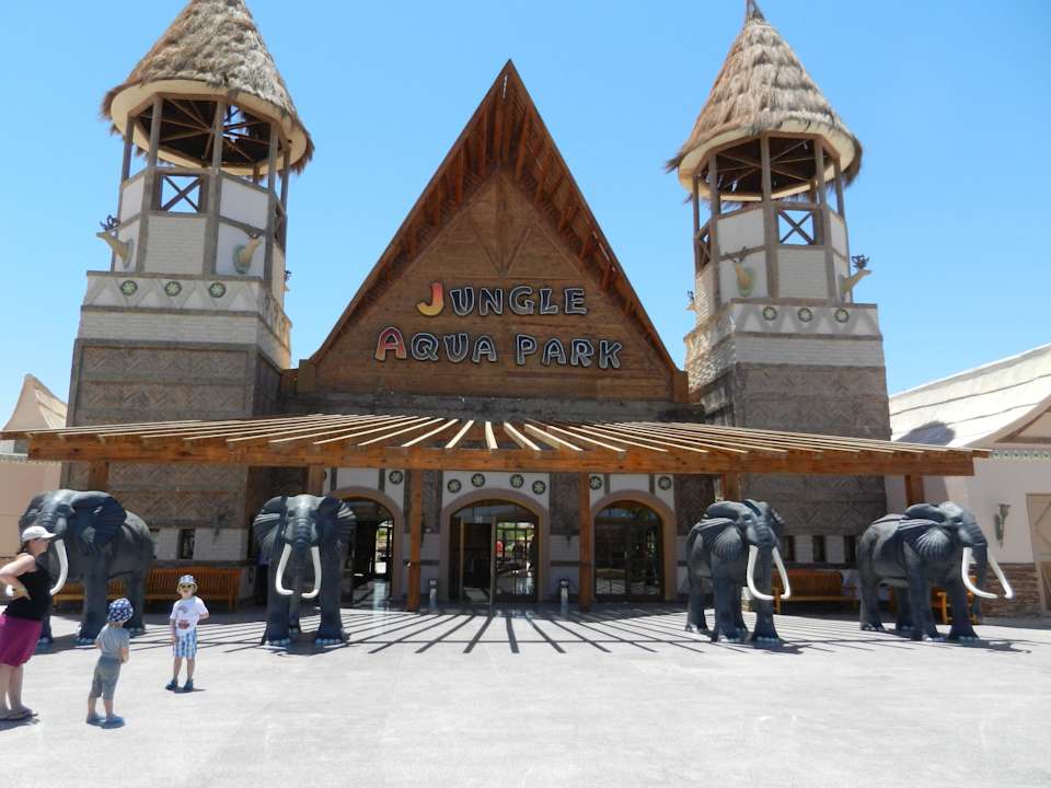 Eingang Aqua Park von Aussen Pickalbatros Jungle Aqua Park Resort - Neverland Hurghada