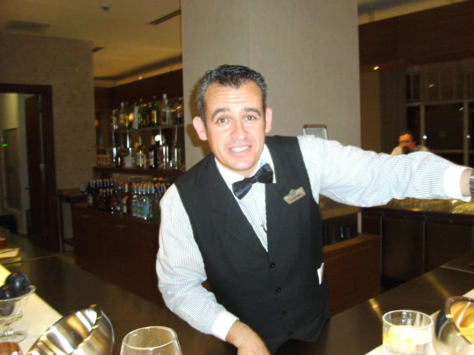 Ali Isan (äußerst aufmerksamer Barkeeper) Sunis Evren Beach Resort Hotel & Spa