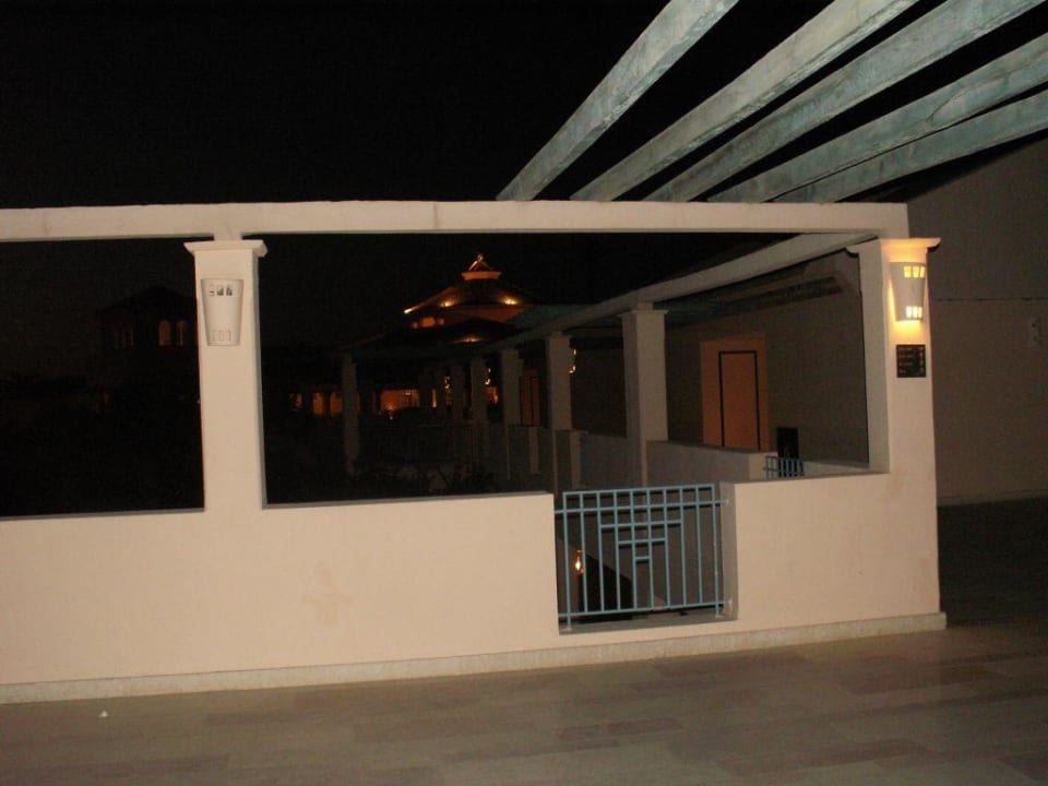 Laubengang abends Mövenpick Resort & Spa El Gouna