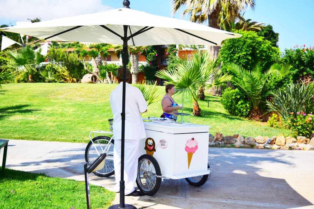 Eis Anissa Beach & Village