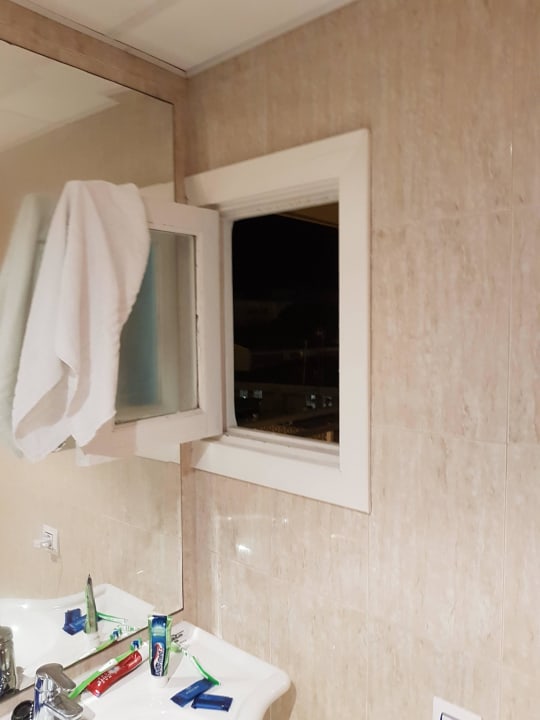 "Das Fenster immer schön abdecken!" Hotel Pinero Tal (El