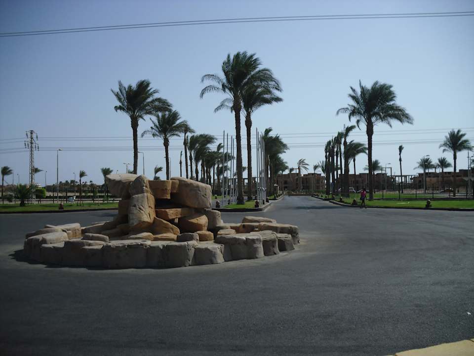 Vor dem Hotel Pickalbatros Alf Leila Wa Leila Resort - Neverland Hurghada