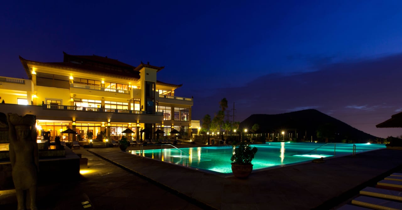 Außenansicht bei Nacht Hotel Regency Club