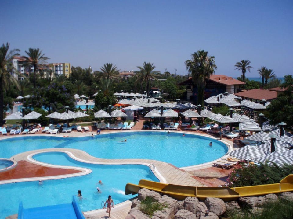 Blick auf die Poolanlage Belconti Resort Hotel