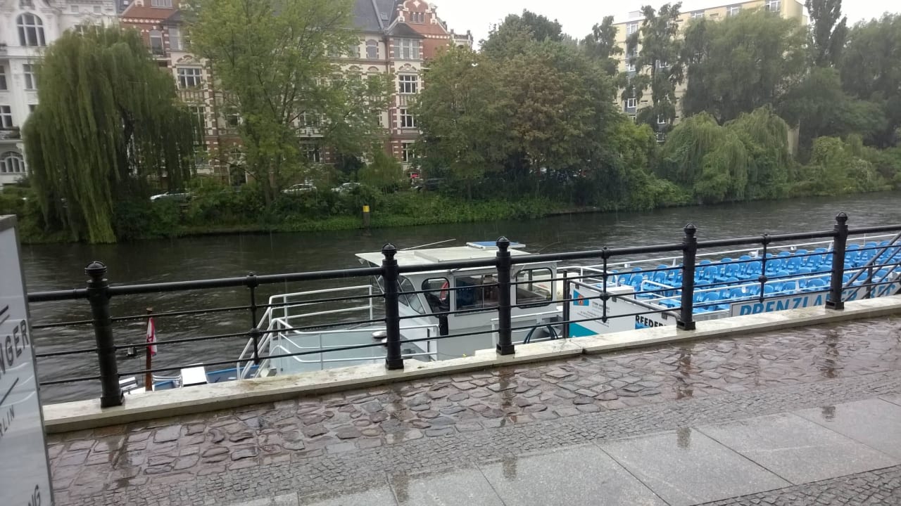 Anlege Platz vor dem Hotel AMERON Berlin ABION Spreebogen Waterside