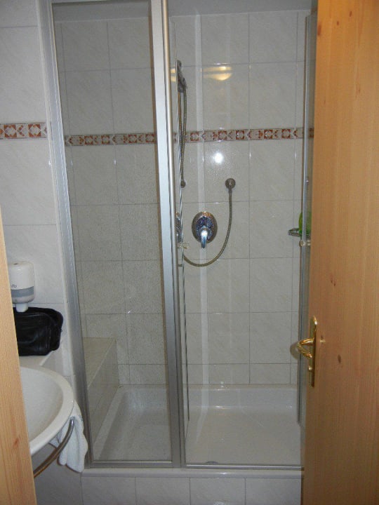 Bad mit großer Dusche Alpengasthof Astegg