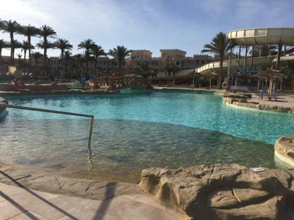 Schöner Pool leider nicht beheizt Beach Albatros Resort