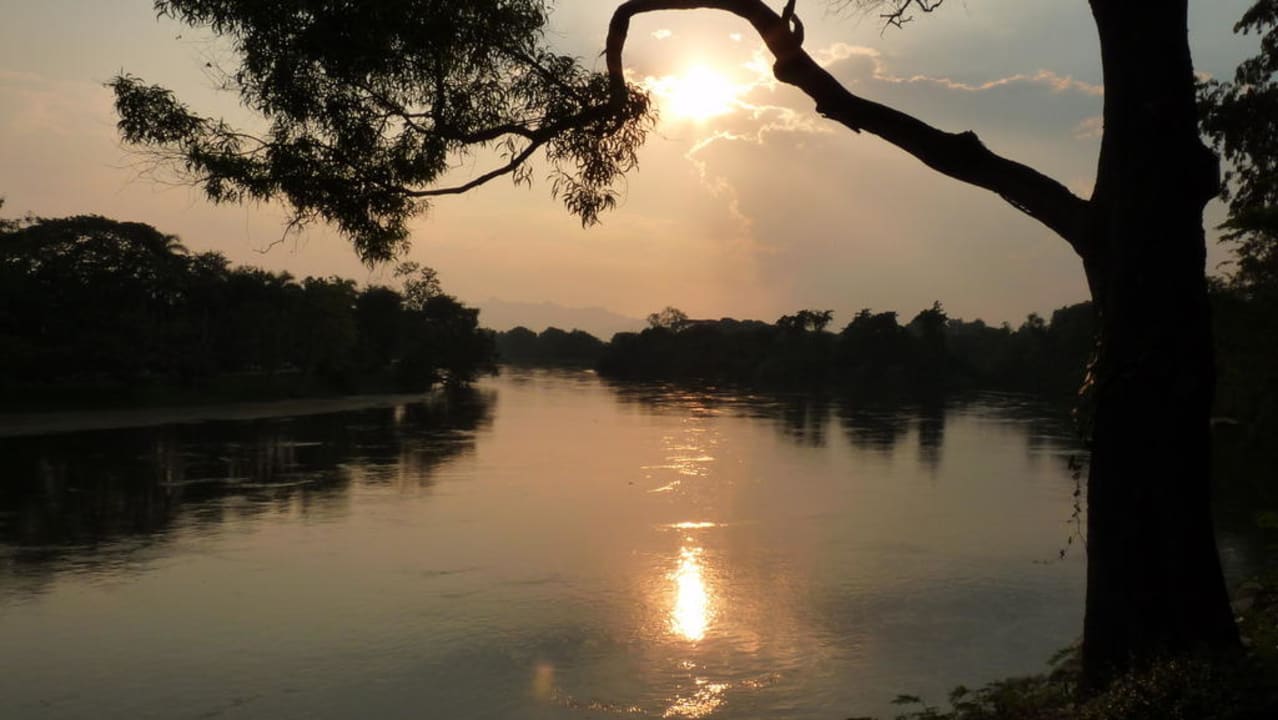 Sonnenuntergang über dem River Kwai U Inchantree Kanchanaburi