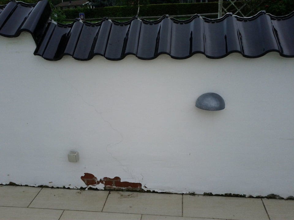 Abgeplatzer Putz von der Außenmauer der Terrasse Dancenter Ferienhäuser