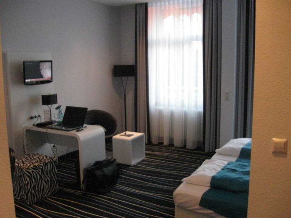 Schreibtisch und Sitzgelegenheit Sure Hotel by Best Western Bad Dürrheim