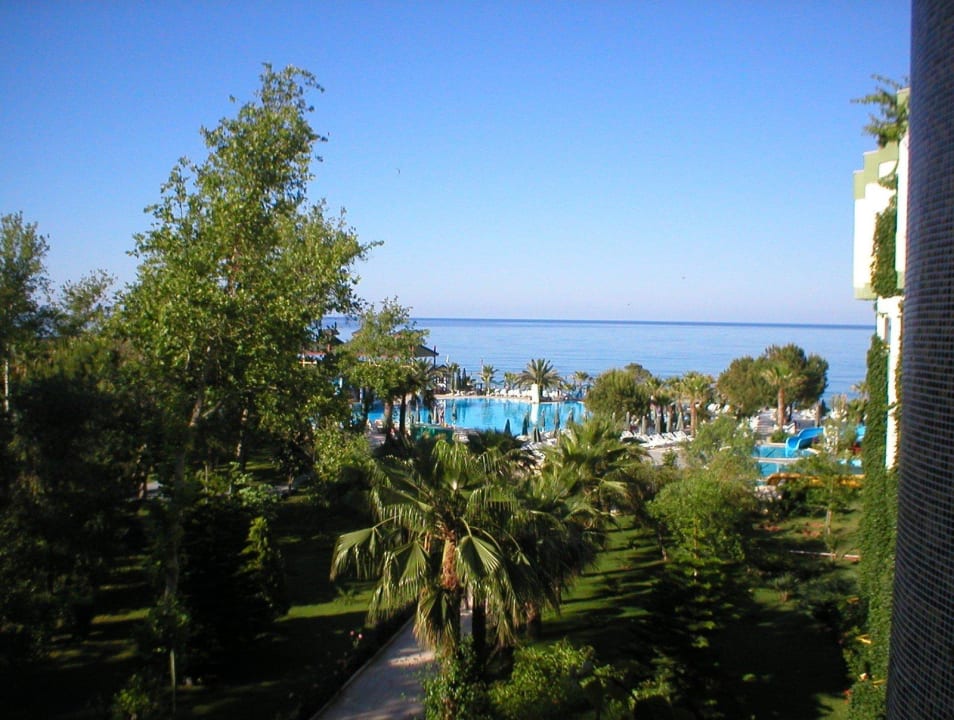 Pohled ze zahrady na pláž Botanik Hotel & Resort