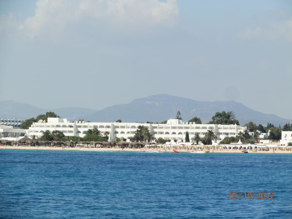 Vom Katamaran aus auf die Anlage The Orangers Beach Resort and Bungalows