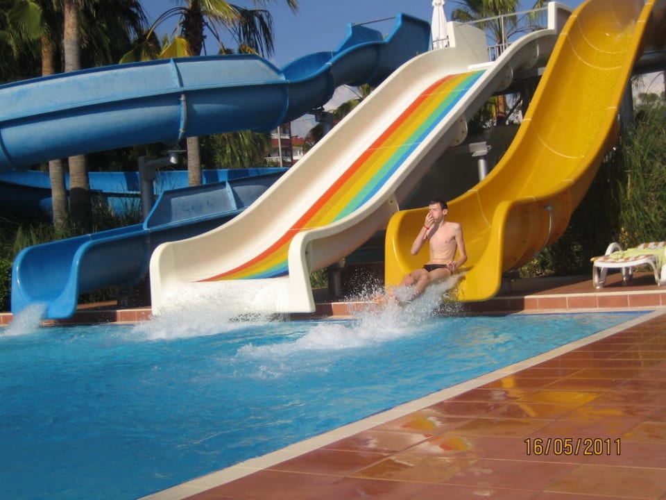 Mniejszy basen ze zjeżdżalniami Insula Resort & Spa