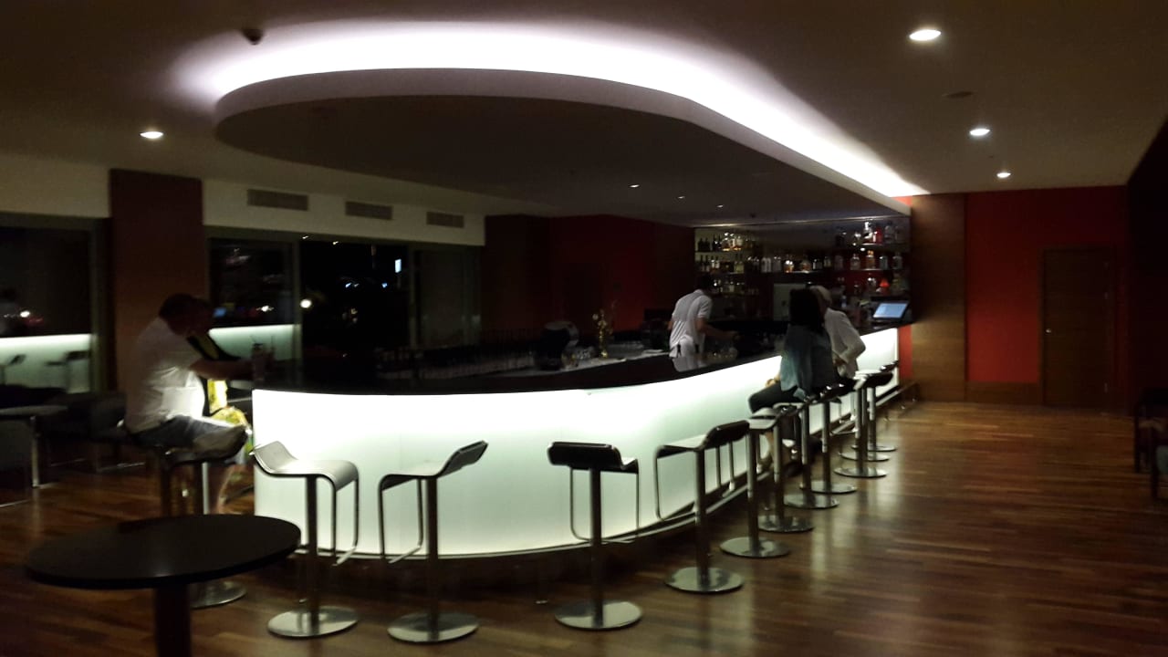 Lobbybar am Abend Arum Barut Collection